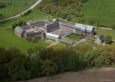 Bureaux et ateliers uniques dans un site patrimonial restauré: l'abbaye de Paix-Dieu à Amay réinventée