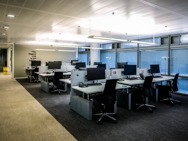Belgique: les employés boudent le hot-desking – deux tiers réclament des bureaux dédiés