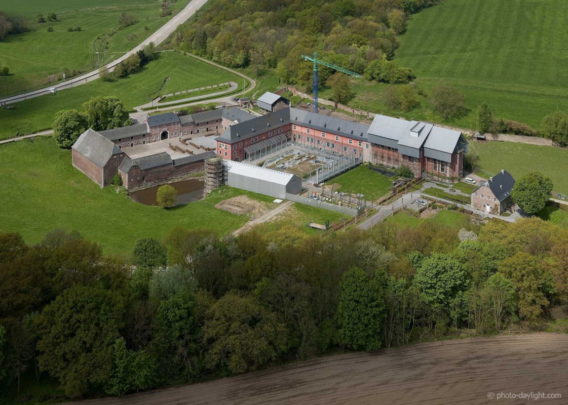 Bureaux et ateliers uniques dans un site patrimonial restauré: l'abbaye de Paix-Dieu à Amay réinventée