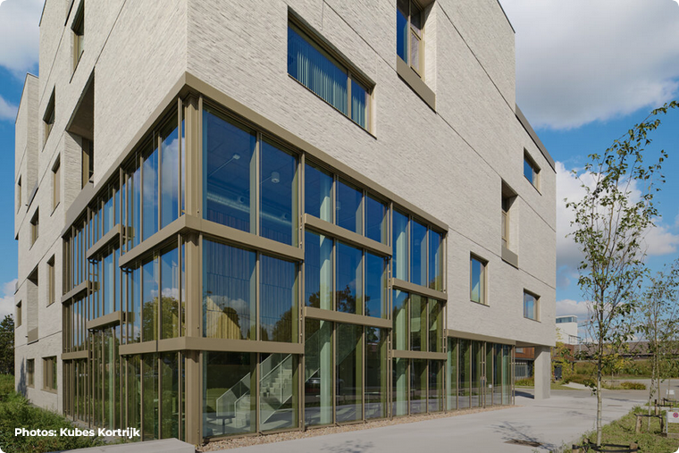 Bâtiments de bureaux hautes performances: design et efficacité avec le système Aliplast MC55