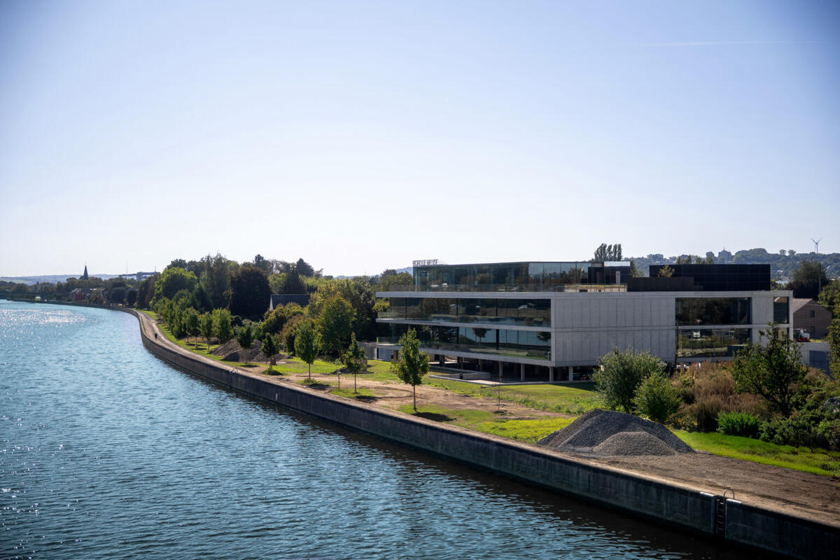 Bord de Meuse: votre nouvelle destination haut de gamme pour affaires et co-living près de Liège