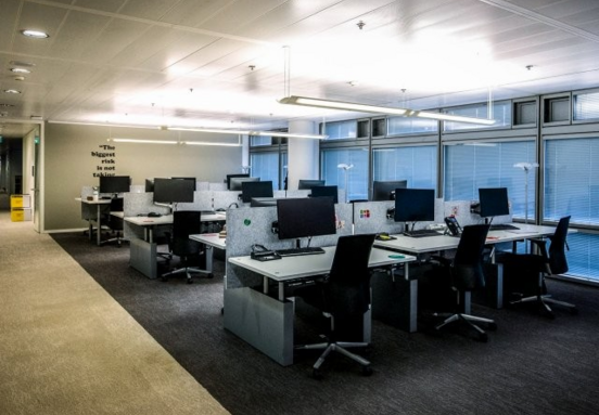 Belgique: les employés boudent le hot-desking – deux tiers réclament des bureaux dédiés