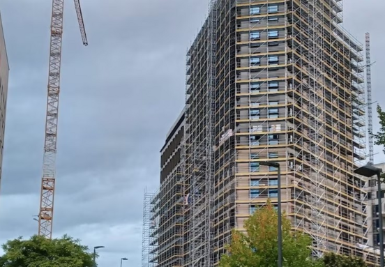 Charleroi : Tirou 1, le nouveau repère d’affaires et résidentiel de 14 étages au cœur du parc Left Side