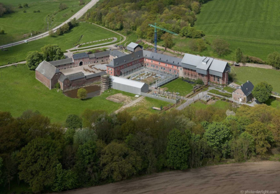 Bureaux et ateliers uniques dans un site patrimonial restauré: l'abbaye de Paix-Dieu à Amay réinventée